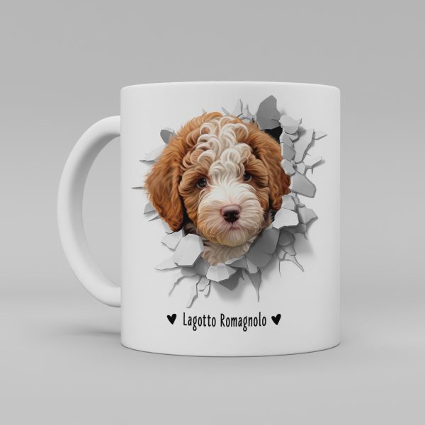 Vit keramikmugg med illustration av ett hundhuvud som "tittar ut genom" ett illustrerat hål. Hunden är av rasen Lagotto Romagnolo