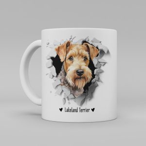 Vit keramikmugg med illustration av ett hundhuvud som "tittar ut genom" ett illustrerat hål. Hunden är av rasen Lakeland Terrier