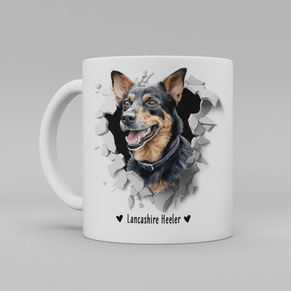 Vit keramikmugg med illustration av ett hundhuvud som "tittar ut genom" ett illustrerat hål. Hunden är av rasen Lancashire Heeler