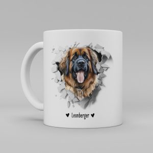 Vit keramikmugg med illustration av ett hundhuvud som "tittar ut genom" ett illustrerat hål. Hunden är av rasen Leonberger