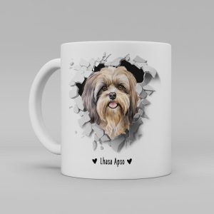 Vit keramikmugg med illustration av ett hundhuvud som "tittar ut genom" ett illustrerat hål. Hunden är av rasen Lhasa Apso