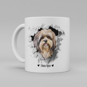 Vit keramikmugg med illustration av ett hundhuvud som "tittar ut genom" ett illustrerat hål. Hunden är av rasen Lhasa Apso