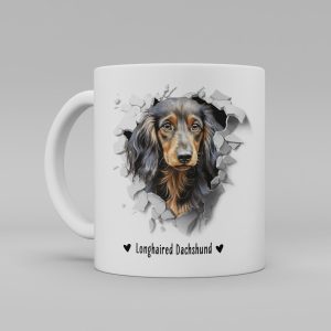 Vit keramikmugg med illustration av ett hundhuvud som "tittar ut genom" ett illustrerat hål. Hunden är av rasen Longhaired Dachshund