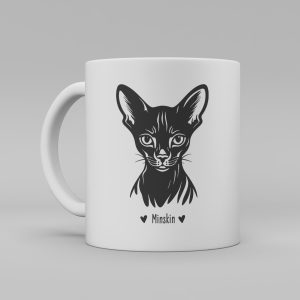 Vit keramikmugg med svart illustration av svart katt av rasen Minskin