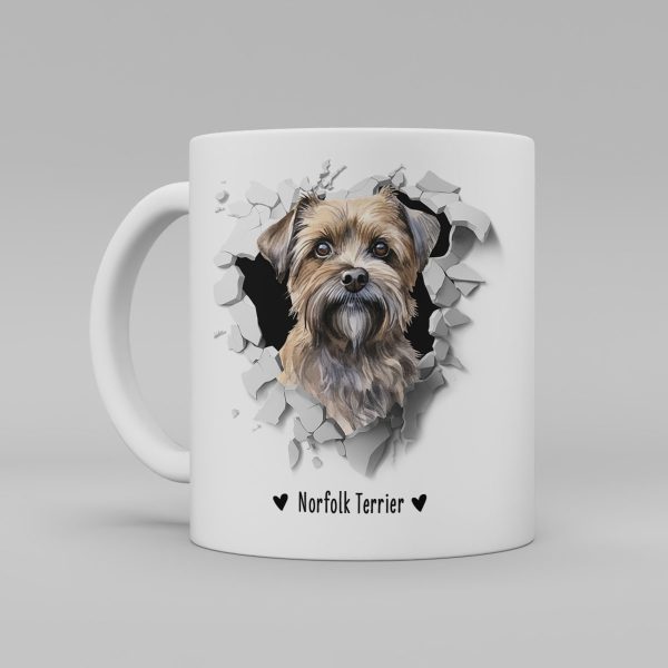 Vit keramikmugg med illustration av ett hundhuvud som "tittar ut genom" ett illustrerat hål. Hunden är av rasen Norfolk Terrier