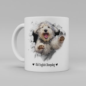 Vit keramikmugg med illustration av ett hundhuvud som "tittar ut genom" ett illustrerat hål. Hunden är av rasen Old English Sheepdog