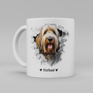 Vit keramikmugg med illustration av ett hundhuvud som "tittar ut genom" ett illustrerat hål. Hunden är av rasen Otterhound