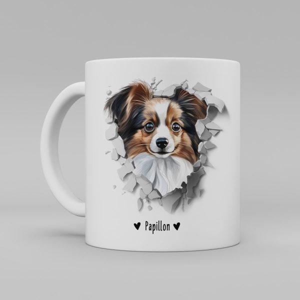 Vit keramikmugg med illustration av ett hundhuvud som "tittar ut genom" ett illustrerat hål. Hunden är av rasen Papillon