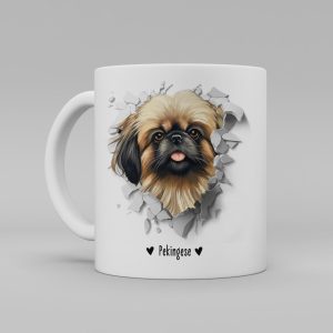 Vit keramikmugg med illustration av ett hundhuvud som "tittar ut genom" ett illustrerat hål. Hunden är av rasen Pekingese