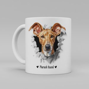 Vit keramikmugg med illustration av ett hundhuvud som "tittar ut genom" ett illustrerat hål. Hunden är av rasen Pharaoh Hound