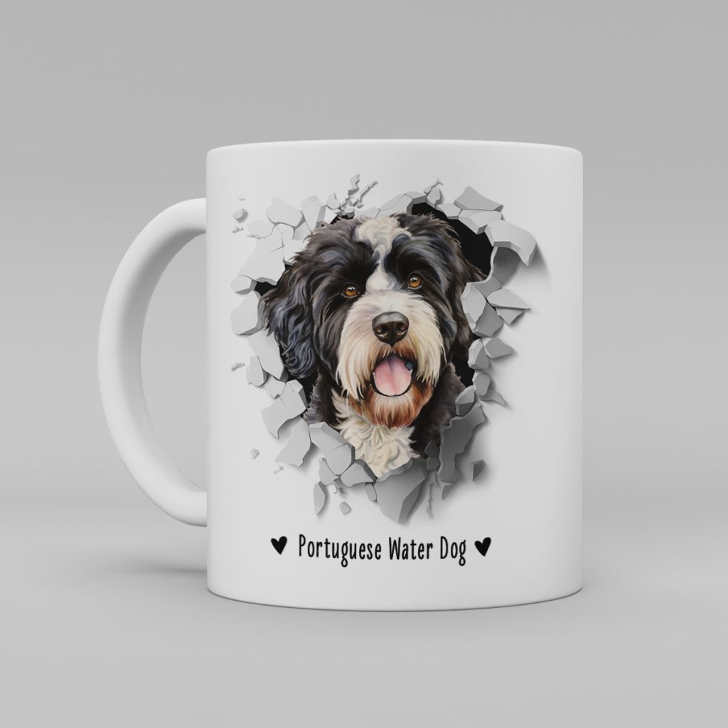 Vit keramikmugg med illustration av ett hundhuvud som "tittar ut genom" ett illustrerat hål. Hunden är av rasen Portuguese Water Dog