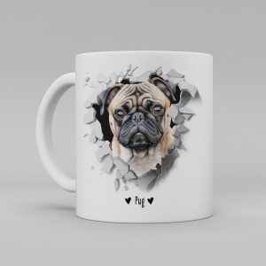 Vit keramikmugg med illustration av ett hundhuvud som "tittar ut genom" ett illustrerat hål. Hunden är av rasen Pug