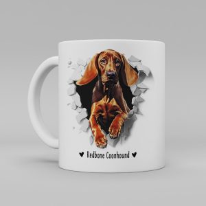 Vit keramikmugg med illustration av ett hundhuvud som "tittar ut genom" ett illustrerat hål. Hunden är av rasen Redbone Coonhound