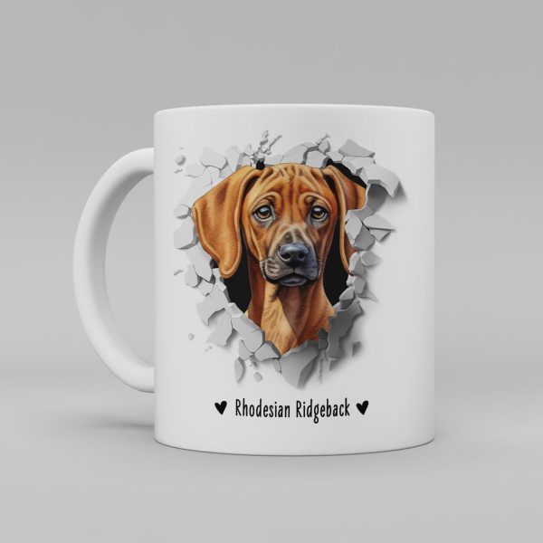 Vit keramikmugg med illustration av ett hundhuvud som "tittar ut genom" ett illustrerat hål. Hunden är av rasen Rhodesian Ridgeback