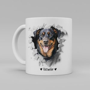 Vit keramikmugg med illustration av ett hundhuvud som "tittar ut genom" ett illustrerat hål. Hunden är av rasen Rottweiler