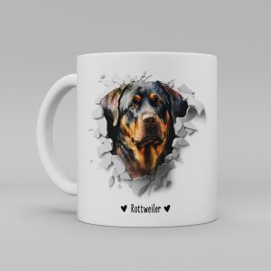 Vit keramikmugg med illustration av ett hundhuvud som "tittar ut genom" ett illustrerat hål. Hunden är av rasen Rottweiler