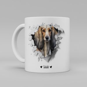 Vit keramikmugg med illustration av ett hundhuvud som "tittar ut genom" ett illustrerat hål. Hunden är av rasen Saluki