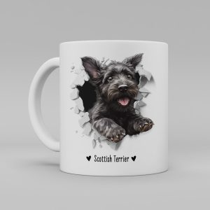 Vit keramikmugg med illustration av ett hundhuvud som "tittar ut genom" ett illustrerat hål. Hunden är av rasen Scottish Terrier