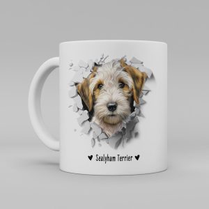 Vit keramikmugg med illustration av ett hundhuvud som "tittar ut genom" ett illustrerat hål. Hunden är av rasen Sealyham Terrier