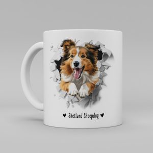 Vit keramikmugg med illustration av ett hundhuvud som "tittar ut genom" ett illustrerat hål. Hunden är av rasen Shetland Sheepdog