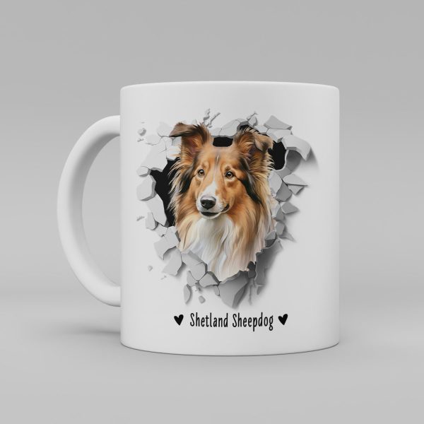 Vit keramikmugg med illustration av ett hundhuvud som "tittar ut genom" ett illustrerat hål. Hunden är av rasen Shetland Sheepdog