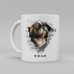 Vit keramikmugg med illustration av ett hundhuvud som "tittar ut genom" ett illustrerat hål. Hunden är av rasen Shih Tzu