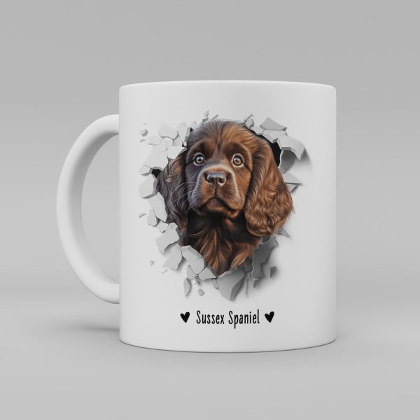 Vit keramikmugg med illustration av ett hundhuvud som "tittar ut genom" ett illustrerat hål. Hunden är av rasen Sussex Spaniel