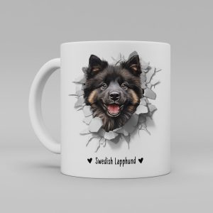 Vit keramikmugg med illustration av ett hundhuvud som "tittar ut genom" ett illustrerat hål. Hunden är av rasen Swedish Lapphund