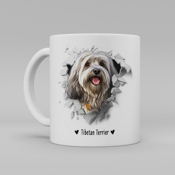 Vit keramikmugg med illustration av ett hundhuvud som "tittar ut genom" ett illustrerat hål. Hunden är av rasen Tibetan Terrier