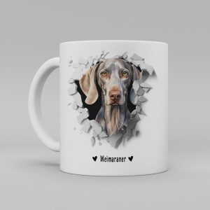 Vit keramikmugg med illustration av ett hundhuvud som "tittar ut genom" ett illustrerat hål. Hunden är av rasen Weimaraner