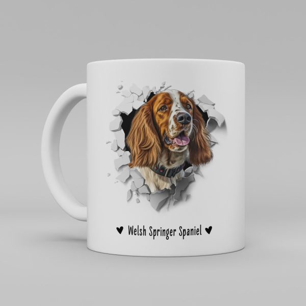 Vit keramikmugg med illustration av ett hundhuvud som "tittar ut genom" ett illustrerat hål. Hunden är av rasen Welsh Springer Spaniel