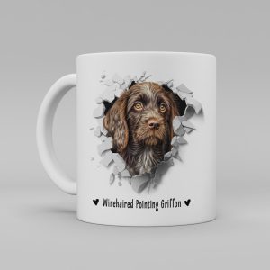 Vit keramikmugg med illustration av ett hundhuvud som "tittar ut genom" ett illustrerat hål. Hunden är av rasen Wirehaired Pointing Griffon