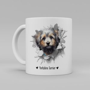 Vit keramikmugg med illustration av ett hundhuvud som "tittar ut genom" ett illustrerat hål. Hunden är av rasen Yorkshire Terrier