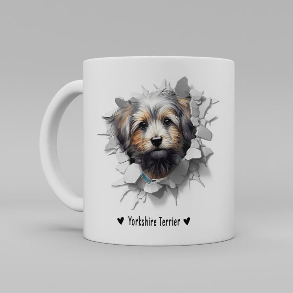 Vit keramikmugg med illustration av ett hundhuvud som "tittar ut genom" ett illustrerat hål. Hunden är av rasen Yorkshire Terrier