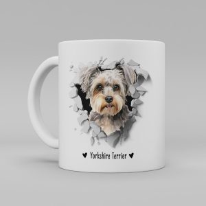 Vit keramikmugg med illustration av ett hundhuvud som "tittar ut genom" ett illustrerat hål. Hunden är av rasen Yorkshire Terrier