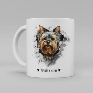 Vit keramikmugg med illustration av ett hundhuvud som "tittar ut genom" ett illustrerat hål. Hunden är av rasen Yorkshire Terrier