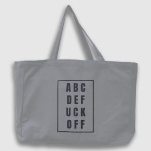 Foto på en grå tygväska med svarta bokstäver i en kvadrat: "A B C D E F U C K O F F"