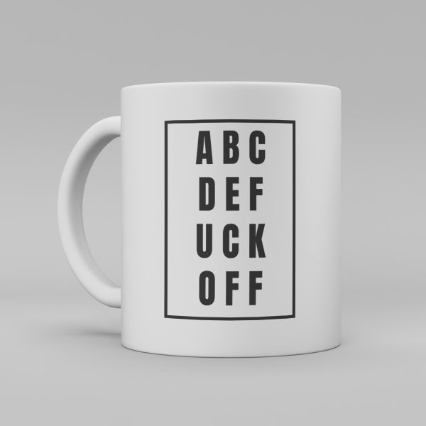 En vit keramikmugg med svarta bokstäver: "a b c d e f u c k o f f"