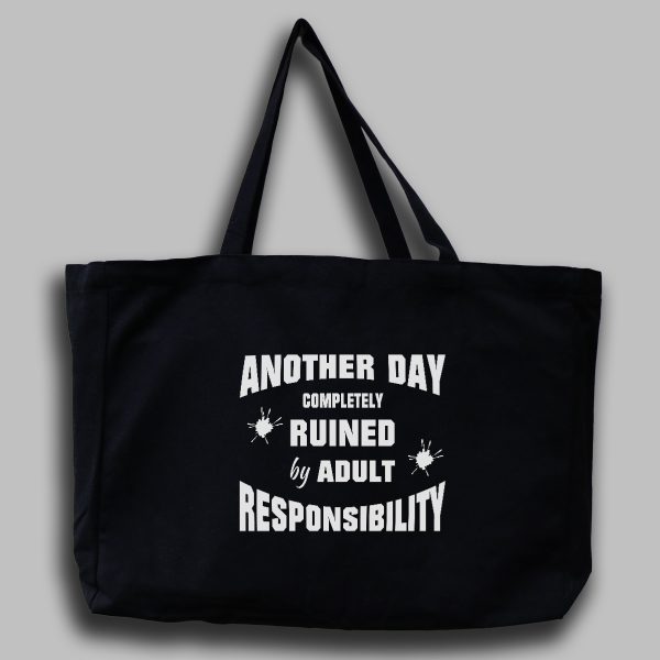 Svart tygväska med vit engelsk text: "Another day completely ruined by adult responsibility"