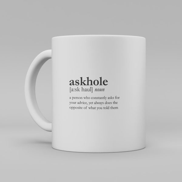 Vit keramikmugg med svart text på engelska: "Askhole, a person who constantly ask for your advice, yet always does the opposite of what you told them".