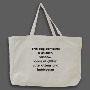Naturvit tygväska med svart text på engelska:"This bag contains a unicorn, rainbow, loads of glitter, cute kittens and bubblegum"