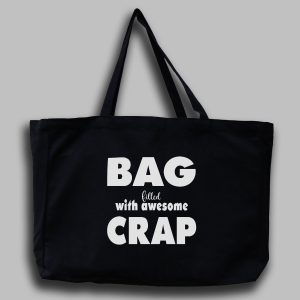 Svart tygväska med vit engelsk text: "Bag filled with awesome crap"