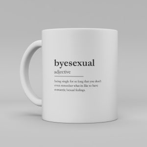 Vit keramikmugg med svart text på engelska: "byesexual, adjective, being single for so long that you don't even remember what its like to have romantic/sexual feelings"