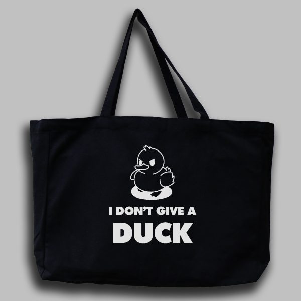 Svart tygväska med vit engelsk text: "I don't give a duck" Ovanför text: illustrerad vit anka