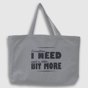 Foto på grå tygväska med svart text på engelska: "Everything I need and a little bit more"