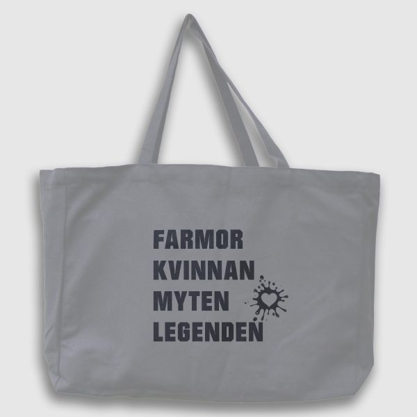 Foto på grå tygväska med svart text: "Farmor, kvinnan, myten, legenden"