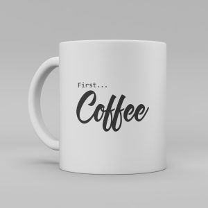Vit keramikmugg med svart engelsk text: "first... coffee"
