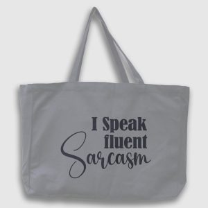 Foto på grå tygväska med svart text på engelska: "I Speak fluent sarcasm"