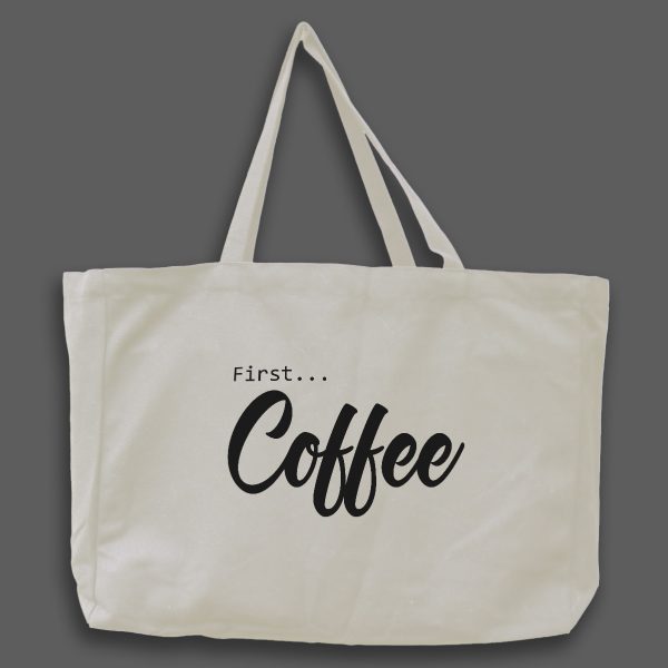 Naturvit tygväska med svart text på engelska: "First.... Coffee"