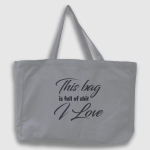 Foto på grå tygväska med svart engelsk text: "This bag is full of shit I love"